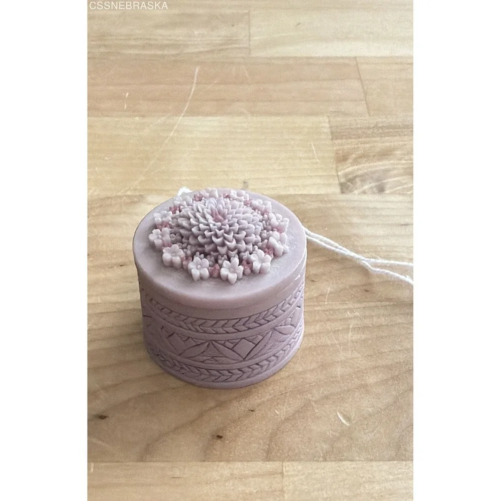 La Cache Small Round Pill Box Mauve Purple‎ Floral Textured Lid Trinket Jar